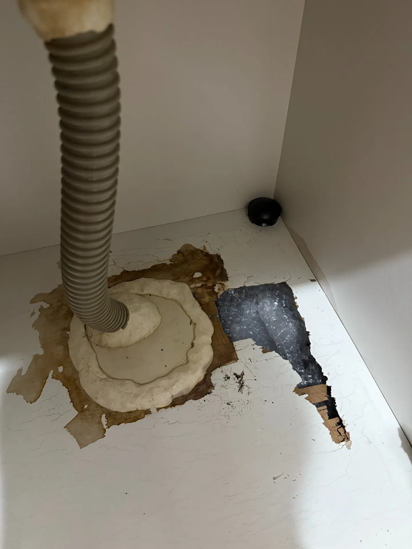 シンク下収納底板を直しに東京都杉並区で行いました。