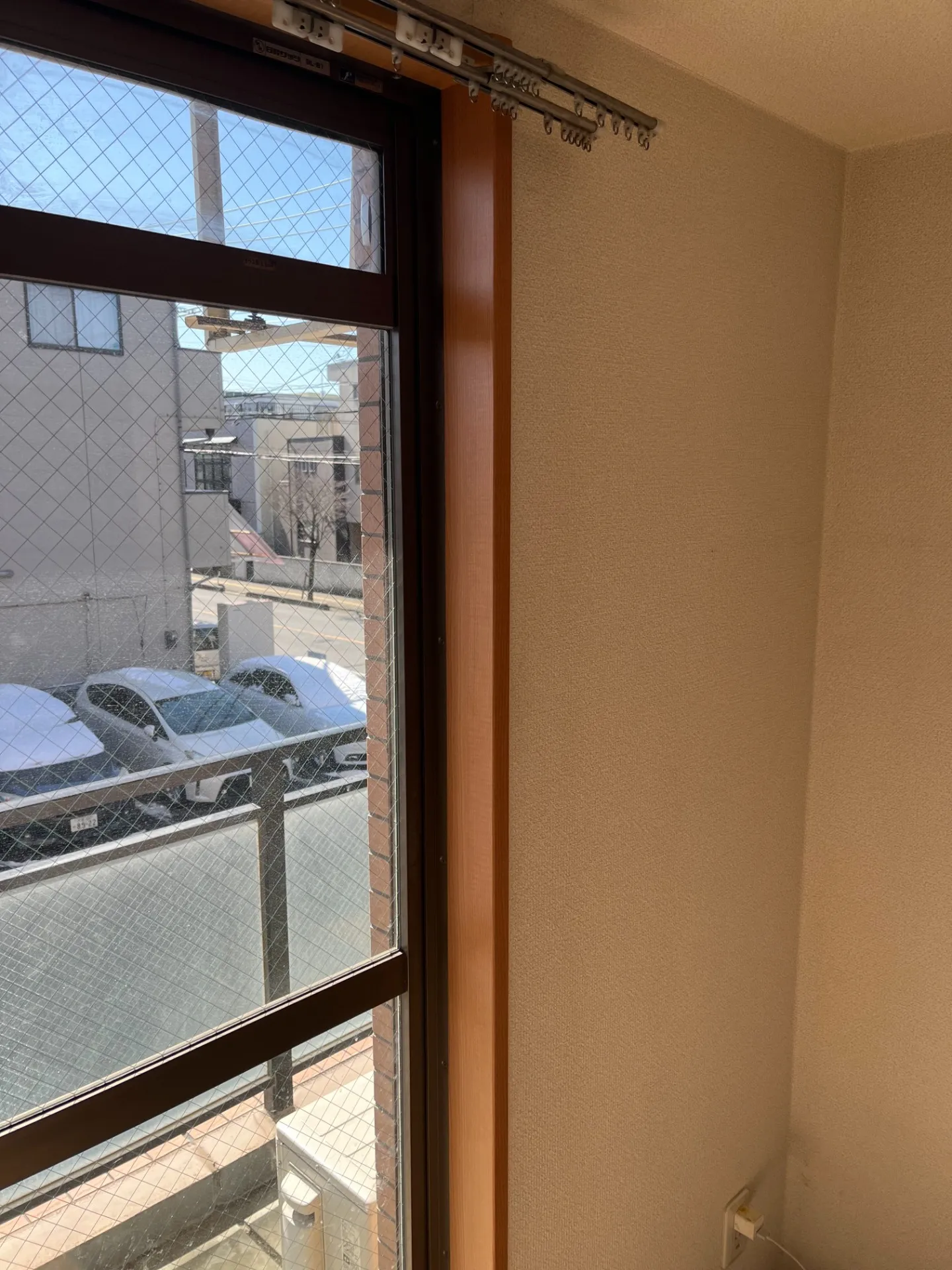 【埼玉県戸田市マンション】窓枠のシート剥がれをリペアで美しく再生｜短納期・費用削減を実現