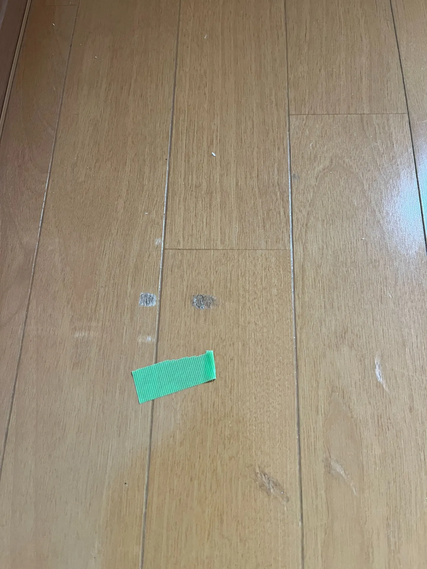 【東京都練馬区のマンション】天然木フローリングの凹み・剥がれをリペア補修｜費用削減＆短納期で原状回復