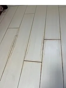 【東京都荒川区】フローリングのシミ補修事例｜賃貸マンションの原状回復をリペアで費用削減！