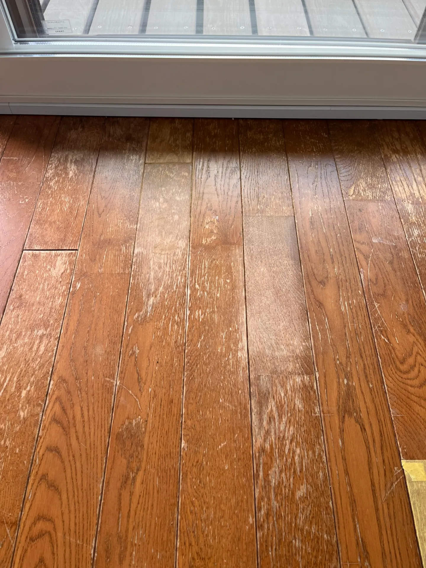 【東京都武蔵野市】無垢フローリングの色あせ・ひび割れを1日で再生｜費用削減＆短納期リペア事例