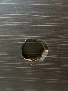 【東京都板橋区】トイレドアの穴を5時間で修復｜費用削減＆短納期のリペア補修事例