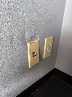 【東京都世田谷区】店舗のコンセント周り穴補修｜グレー壁も違和感なく美観復旧！