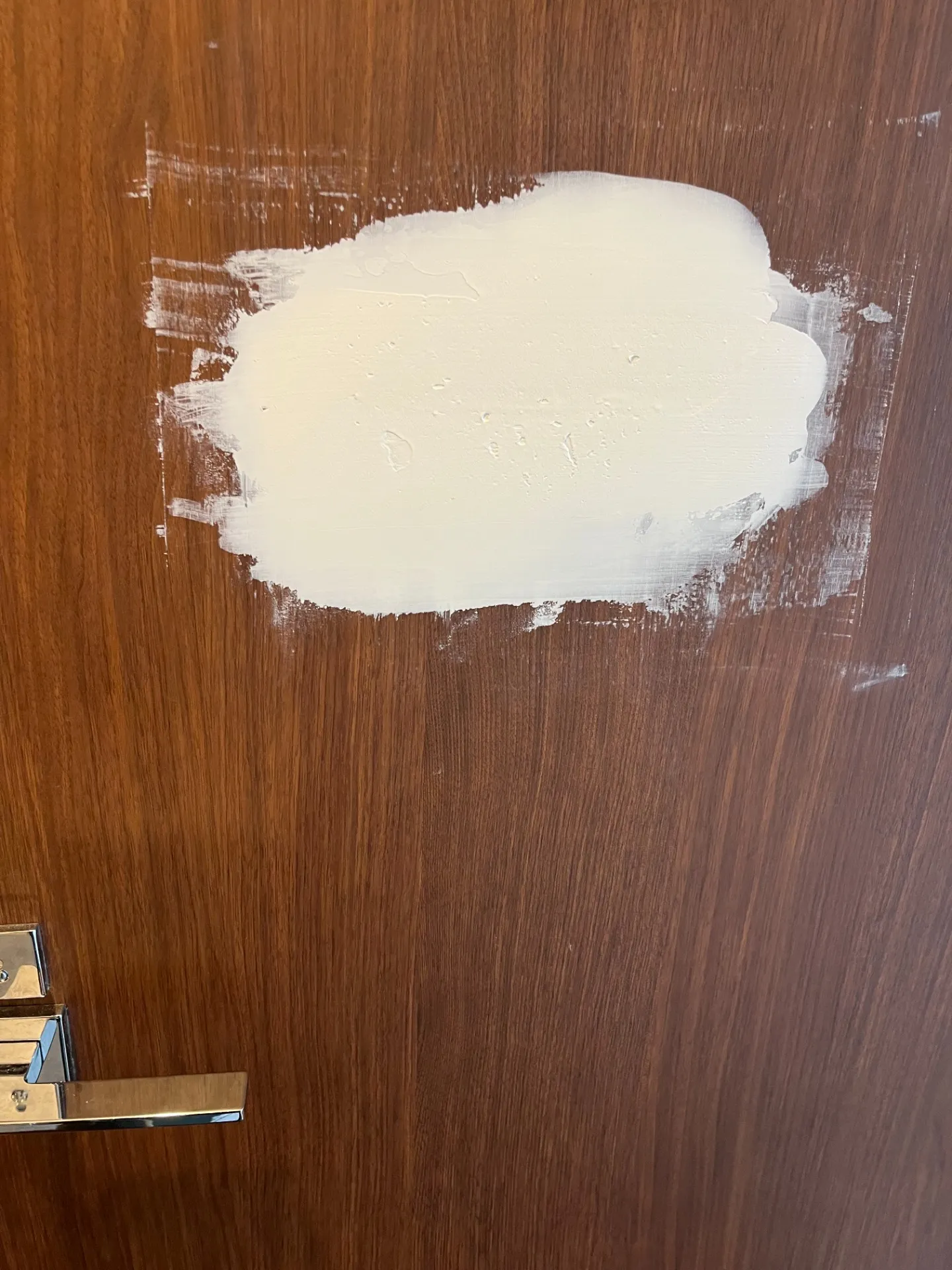 【東京都世田谷区】マンションのトイレドア割れ補修｜木目調ドアもリペアで美しく復元！